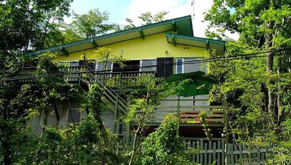 緑豊かな那須高原に建つ貸別荘わんわんワンの外観とバルコニー